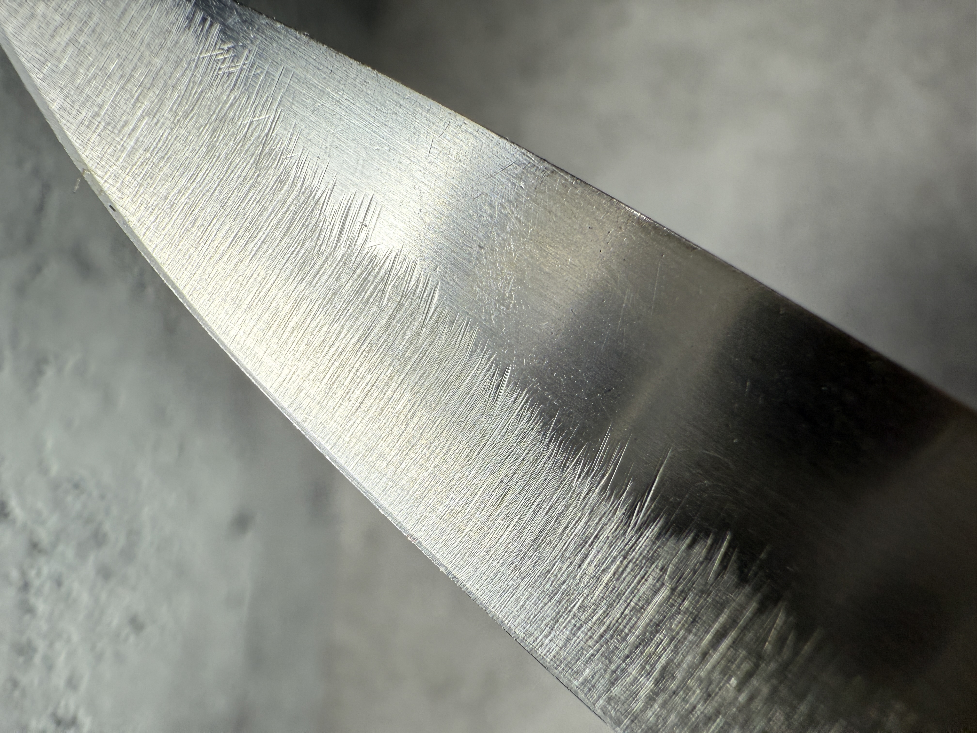 Cuchillo mal afilado después de un afilado incorrecto en Valencia